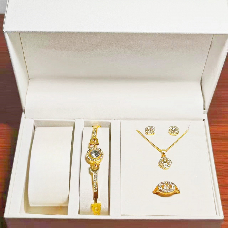 Золотой комплект из четырех предметов из гипсофилы (ожерелье, кольцо, серьги и браслет), который не выцветает.