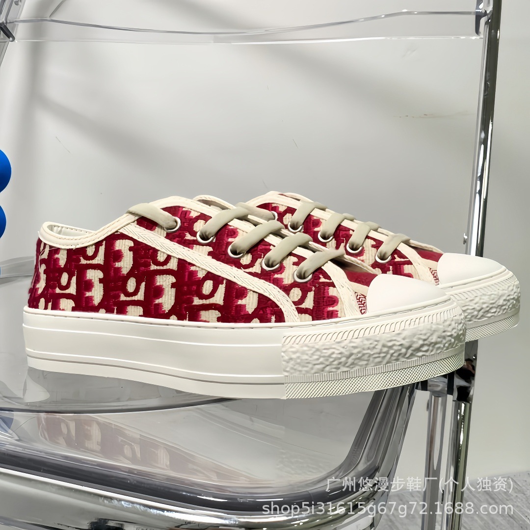 Zapatillas de lona retro con bordado de la marca D, novedad 2026, zapatillas casuales de moda, versátiles, para parejas, con suela gruesa, blancas.