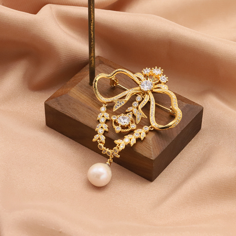 Luz de lujo natural perla broche nicho de alto grado estilo Palacio ramillete 18K chapado en oro color-preservar elegante pin Accesorios