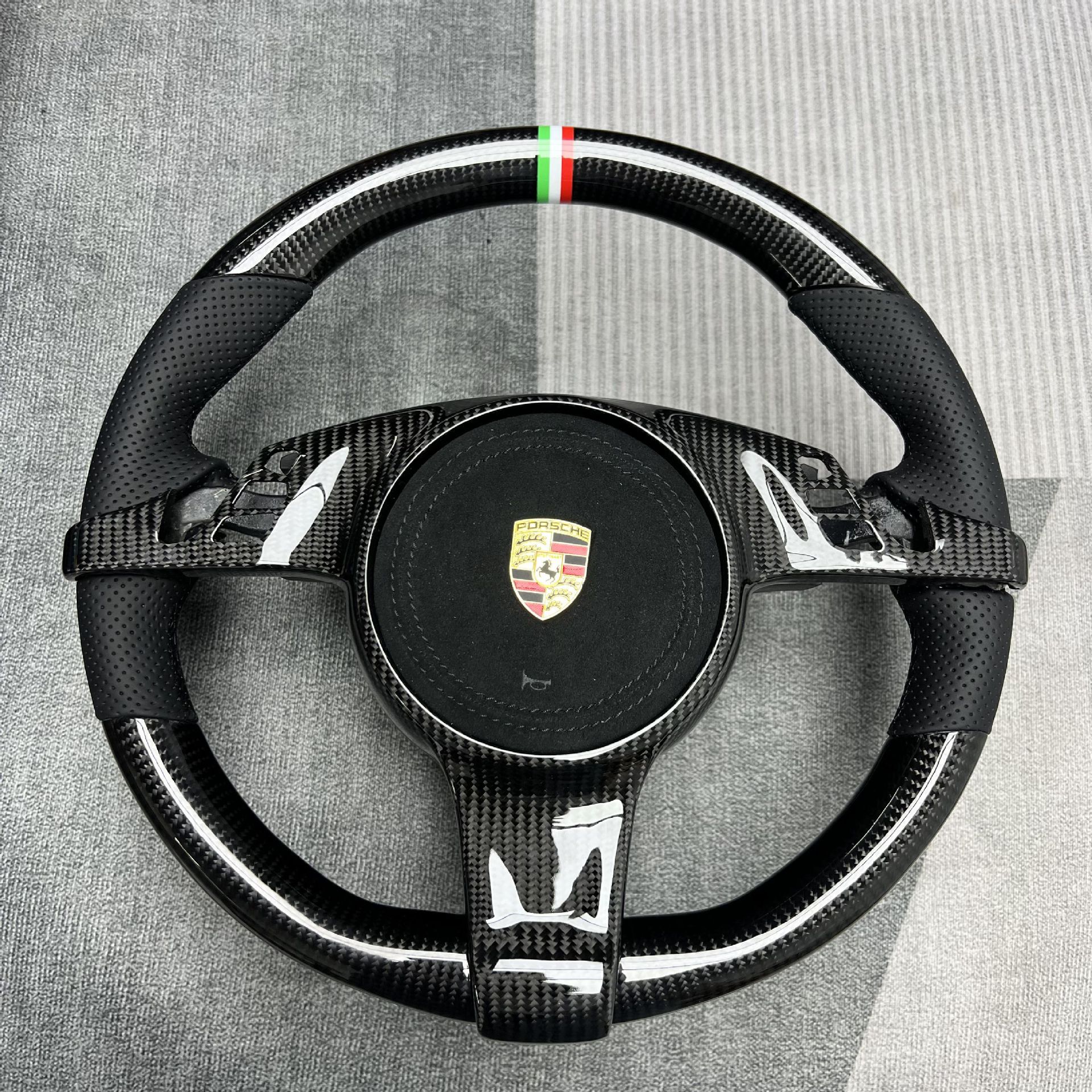 Carbon Fiber Steering Wheel Customization Suitable for Porsche Macan Cayenne Panamera Steering Wheel Processing