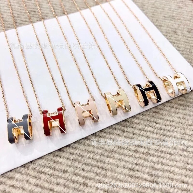 Aijia 銅合金メッキ 18KH レターネックレス、女性用クラシックエナメルペンダント、軽くて豪華なニッチな鎖骨チェーン、親友へのギフトに最適|undefined