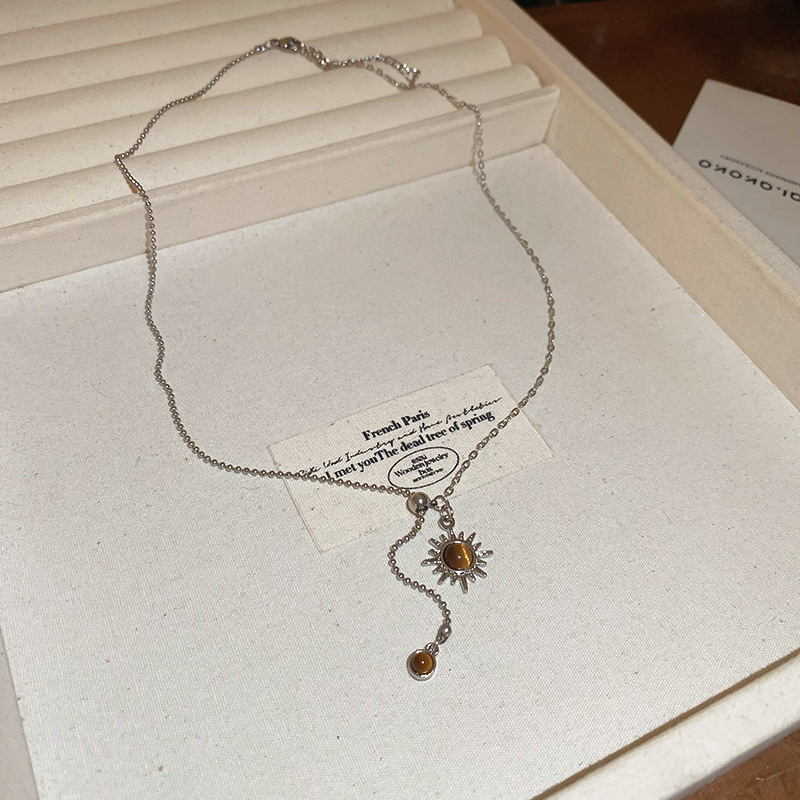 Collar colgante de girasol estilo ojo de tigre, cadena de clavícula de temperamento de lujo ligero, personalidad de estilo antiguo, joyería de cadena de cuello de sentido avanzado