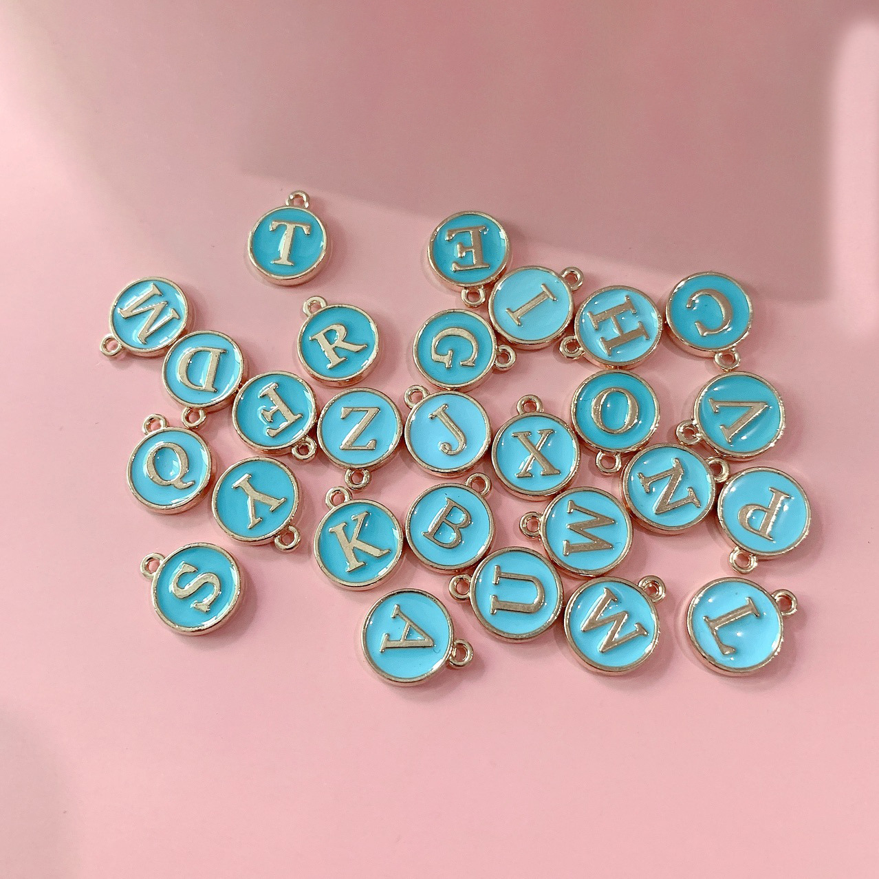 KC aleación de oro de doble cara goteo aceite 26 letras DIY multi-color traje joyería accesorios colgante collar accesorios al por mayor