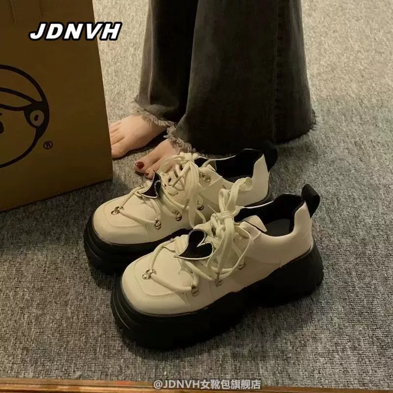 Оригинальные нишевые торты с толстым дном маленькие кожаные туфли для женщин 2024 летом и осенью новые мягкие донные дикие нескользящие спортивные повседневные кроссовки