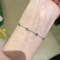 小衆軽豪華ブルードリルバブルのブレスレットは精巧で高級感のあるデザインの女性2025春夏の新作アクセサリーです。