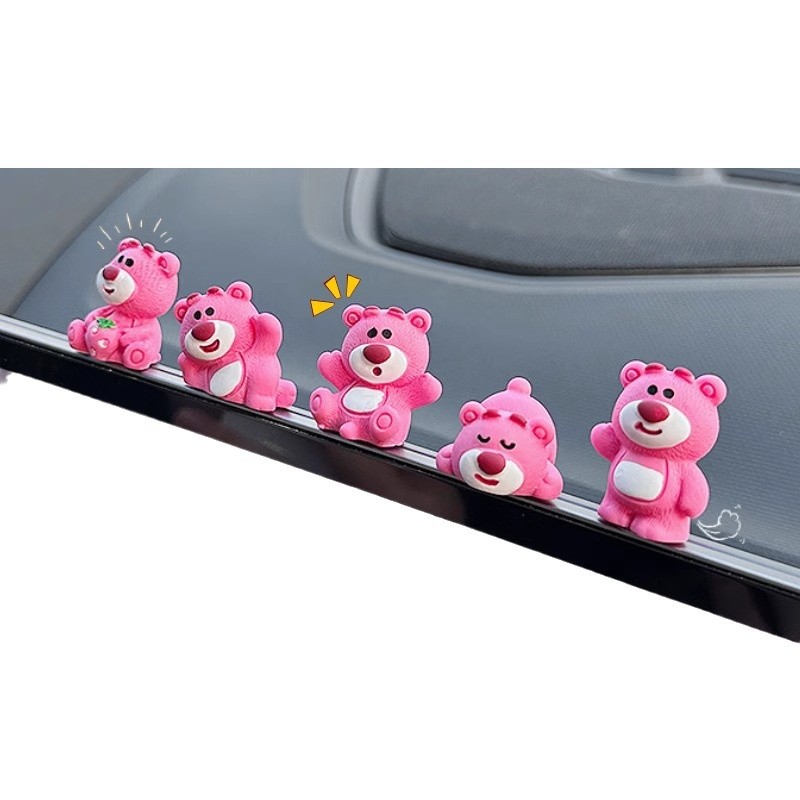 자동차 장식품 귀여운 딸기 곰 중앙 제어 화면 압축 작은 인형 자동차 액세서리 새로운 인터넷 빨간색 장식 장식품
