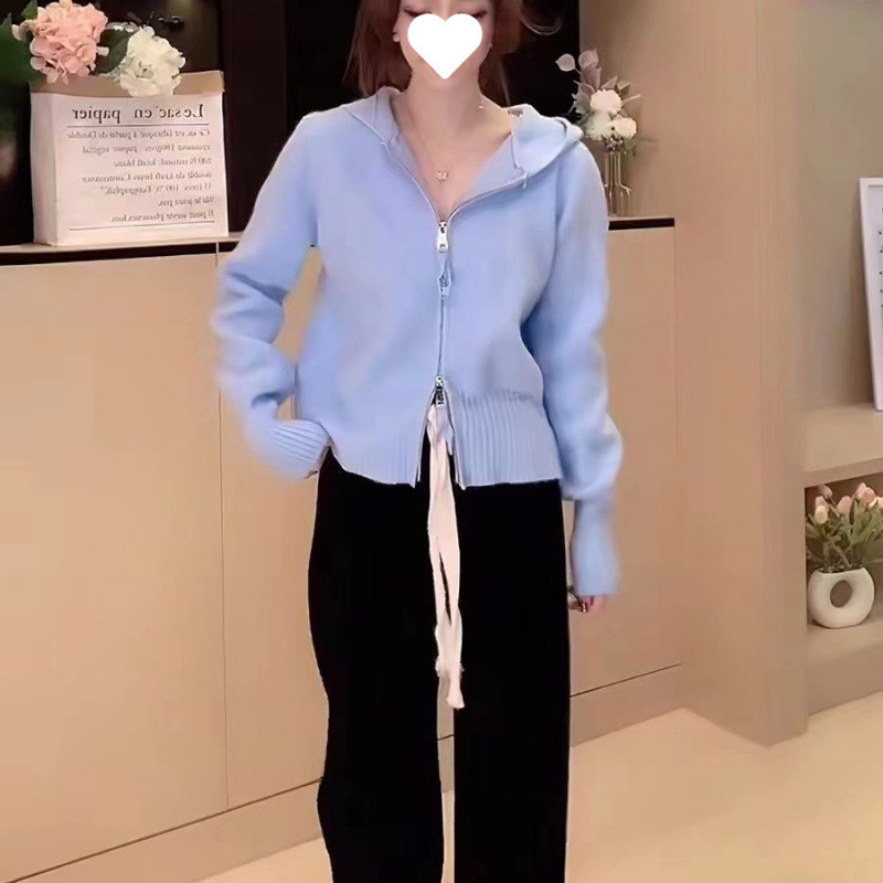 ファッション塩系は小さいニットのカーディガンのセーターを着ています。|undefined