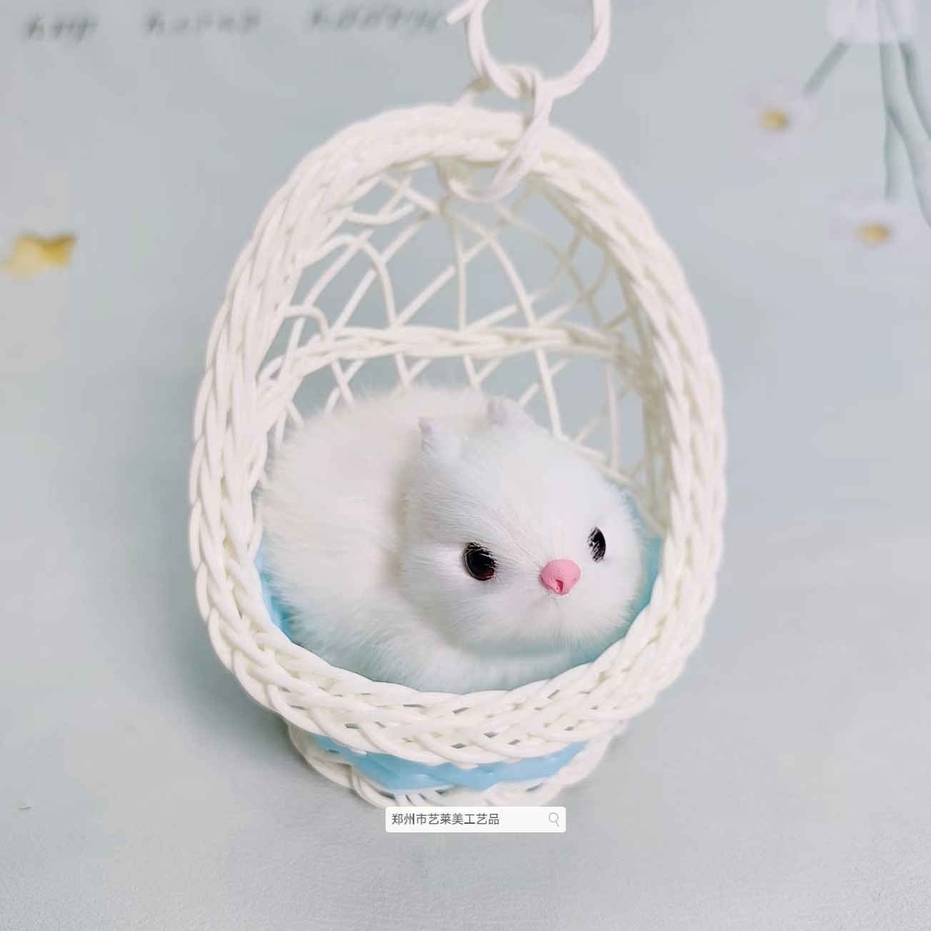 파란색 행잉 바스켓 토끼