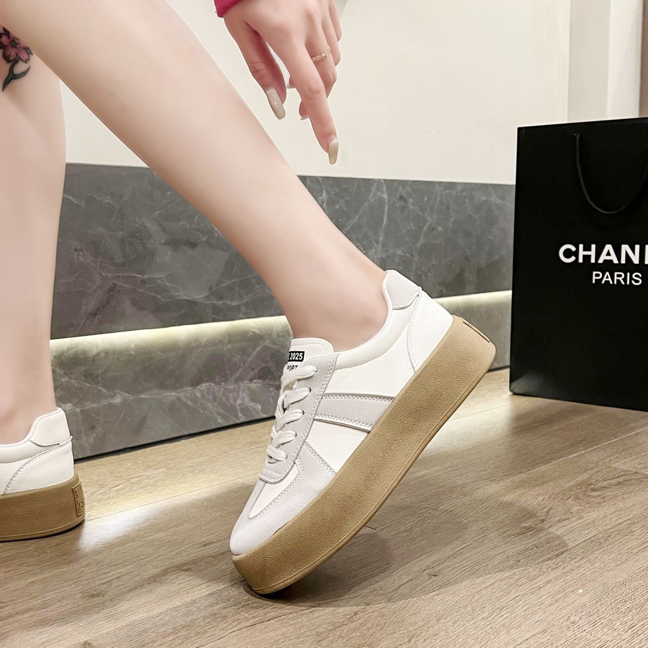 Zapatos de entrenamiento vintage de base gruesa para mujeres, primavera y otoño de 2025, nuevos zapatos de skate casuales de altura universal, zapatos deportivos blancos.