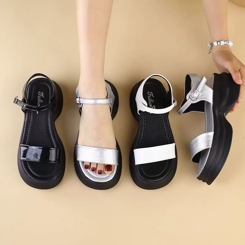 Летние новые высококачественные мягкие кожаные сандалии на толстой подошве с юбкой, однорядная пряжка, серебристые, повседневные пляжные сандалии для женщин