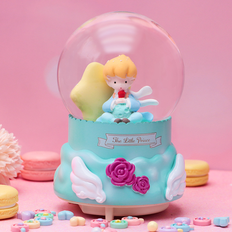 Linda campana tren azul gordo bola de cristal caja de música para niños y compañeros de clase regalo caja de música de nieve brillante