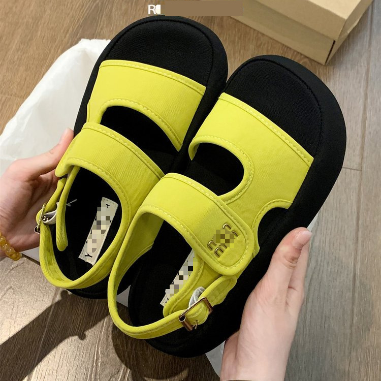 Sandalias de suela gruesa de explosión para mujeres de verano 2026 nuevas explosiones de suela suave no se cansan pies de mujer zapatos casuales de playa romanos