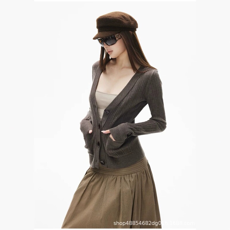 Wool-blend vertical stripe patterned knitted V-neck vintage buttoned double-pocket slim-fit cardigan available in three colors 9150 Wool-blend vertical stripe patterned knitted V-neck vintage buttoned double-pocket slim-fit cardigan available in three colors 9150