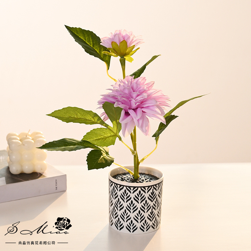 Dos dalias pequeñas flores de bonsai en maceta de imitación de flores verdes decoración floral interior sala de estar floral