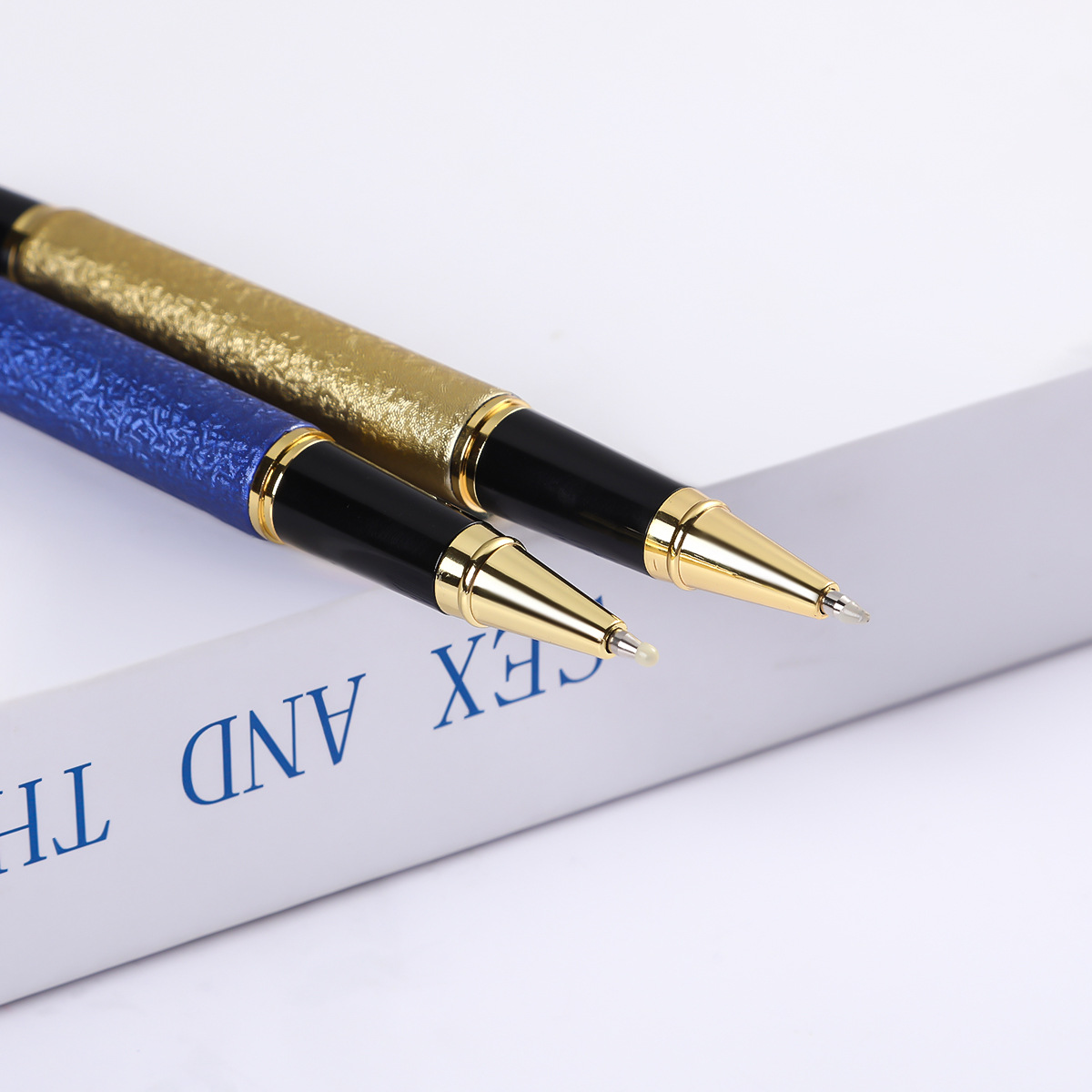 Fabricante en stock metal firma pluma color arrugas agua pluma retro grifo pluma de gel regalo de negocios pluma del grano