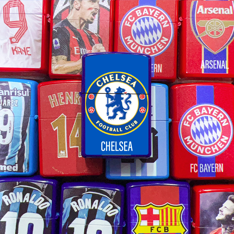 Encendedor de queroseno con diseño de jugador legendarario de la dinastía del fútbol, textura retro en relieve, acabado mate, artesanía
