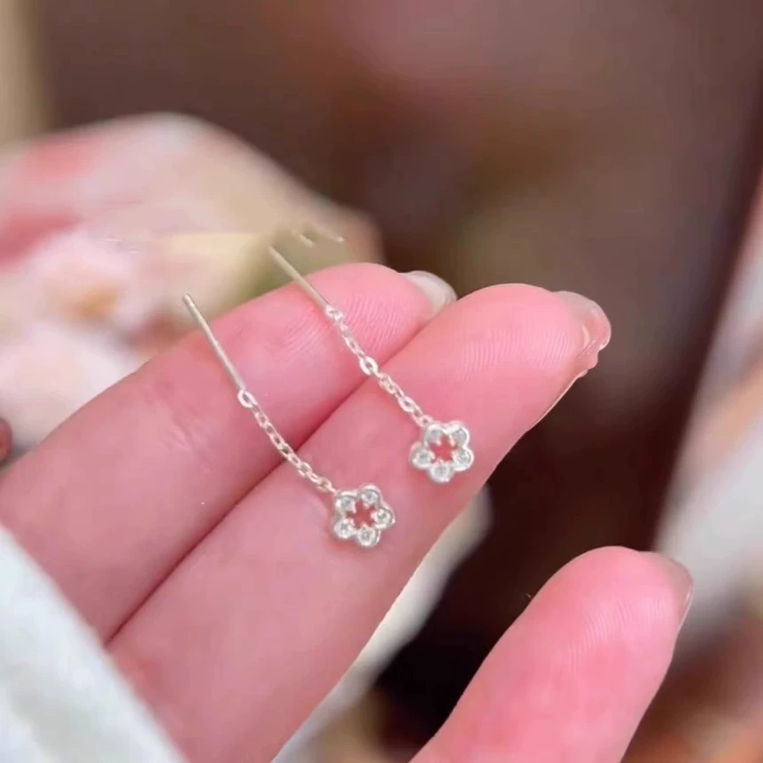 Серебряные серьги с серебряным штифтом, мелкий дизайн, серебро 925, цветочный, легкая роскошь, тренд сезона