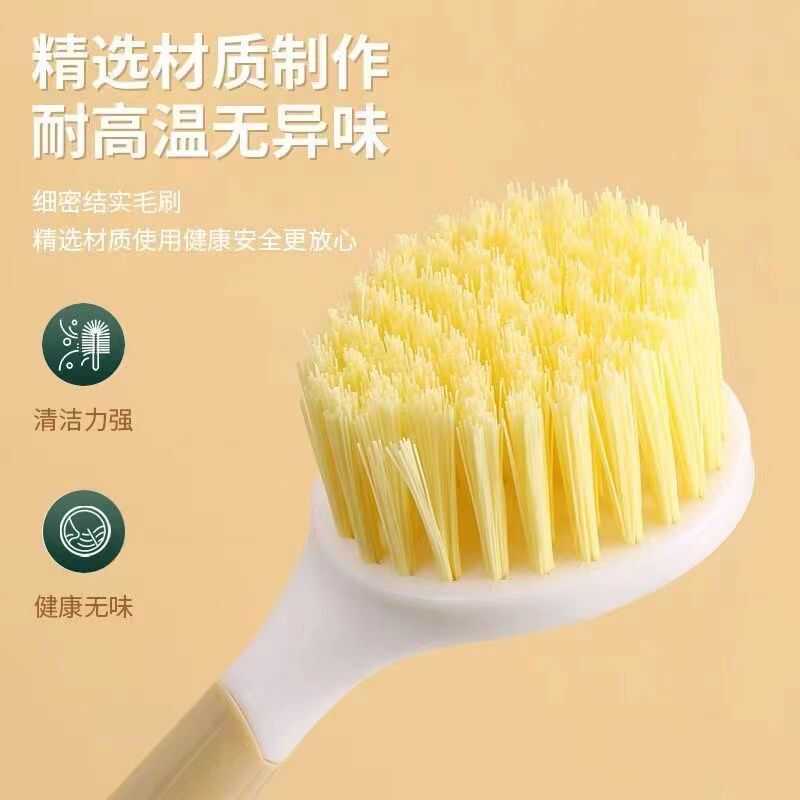 長い柄の鍋は台所の家事をこすります。ケヤキの取っ手をきれいにします。|undefined