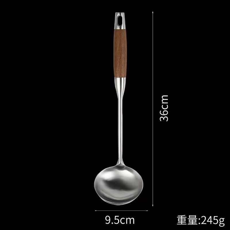 노란 나무 손잡이 숟가락