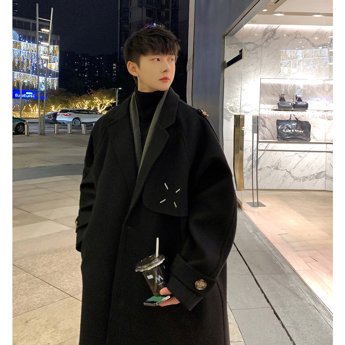 秋冬服のコートは男女が膝を過ぎます。コートの中の長さは冬の高級感があります。