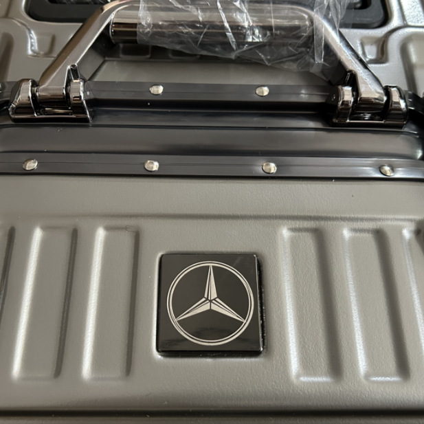 미네랄 록 그레이 메르세데스 로고