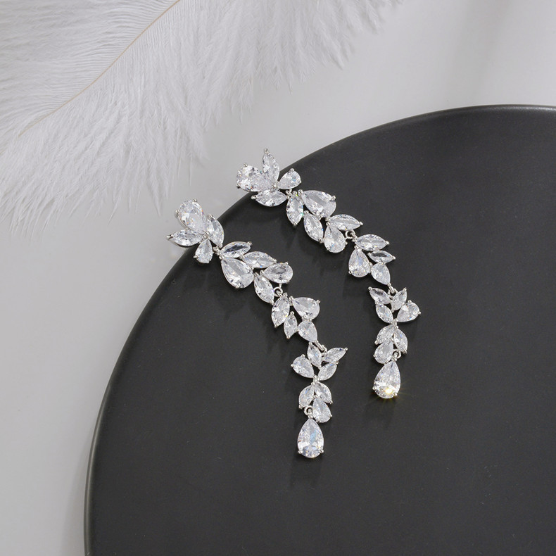 Leaf, Water Droplets Pattern Women'S Gender 1 Pair Exaggerated Shiny Leaf Water Droplets Plating Inlay Copper Zircon White Gold Plated Drop Earrings