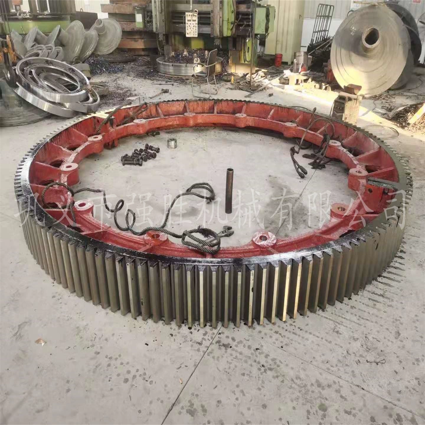 Производство и продажа шестерен для вращающихся печей, колес для вращающихся печей, опорных колес, направляющих колес, подшипниковых седел и полных комплектов принадлежностей.