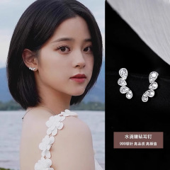 欧陽娜娜は同じタイプの999銀の水滴を入れてピアスの女性の軽豪華な小衆の耳飾りの2025新型の個性の耳飾りを入れます。