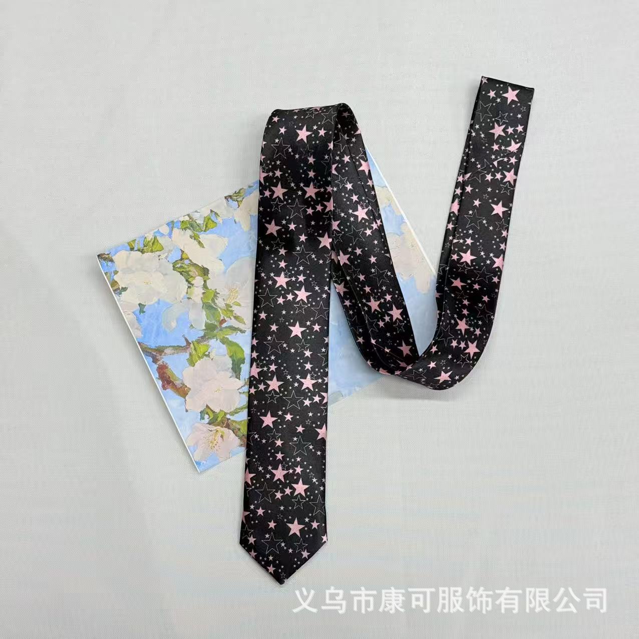검은 바탕에 핑크 별
