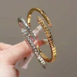 项链;耳钉;手链