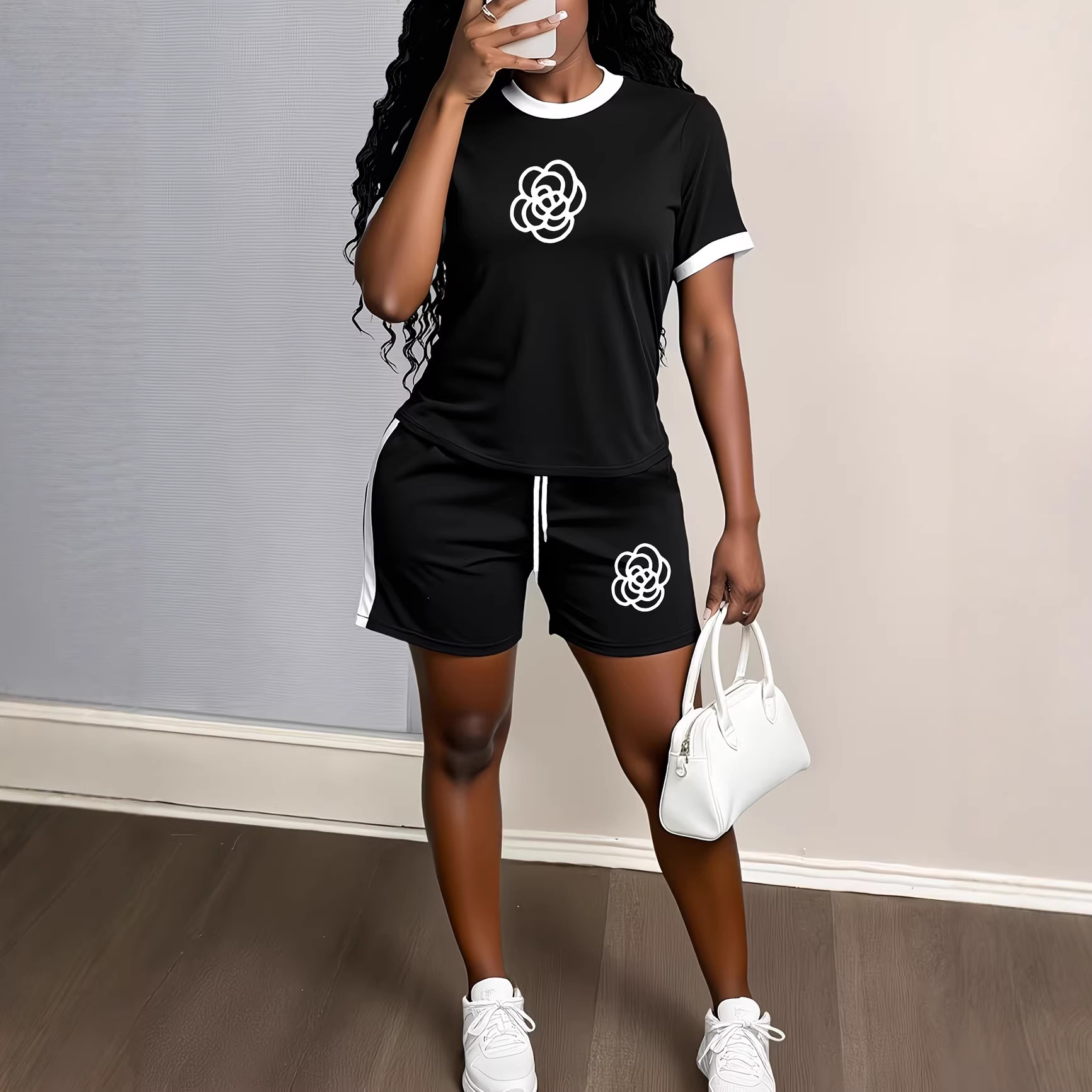 Luxuriöses zweiteiliges Set für Damen mit farblich abgesetztem Print: Lässiges, locker sitzendes Kurzarm-Top mit Shorts für den Sommer._voghion.com