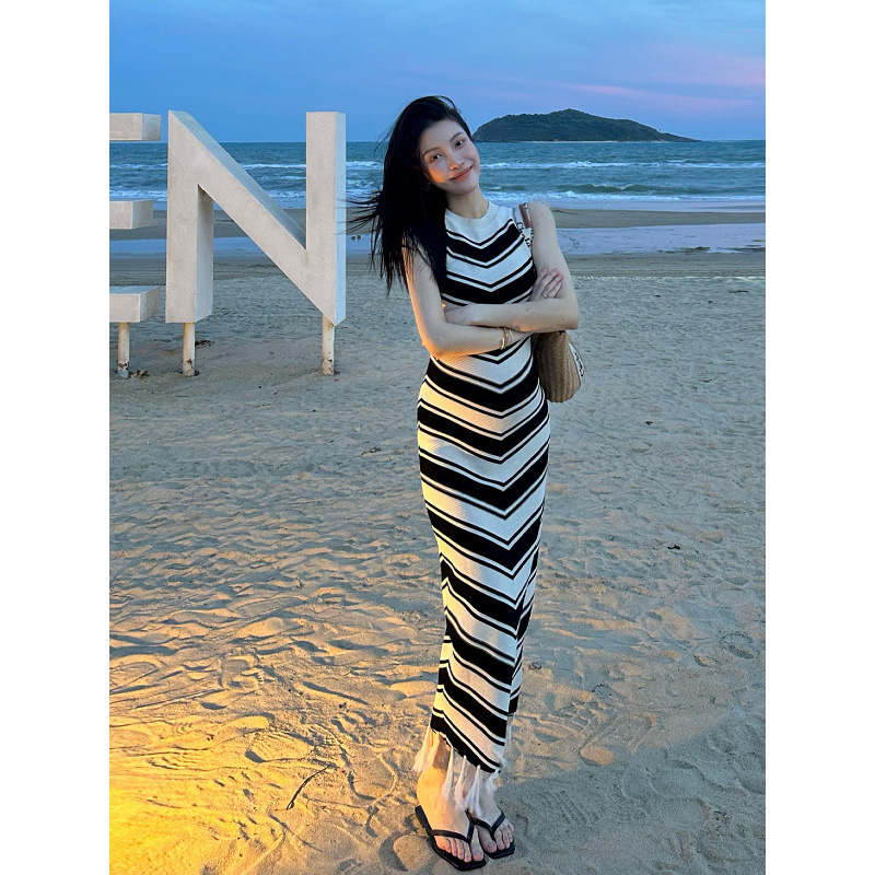 French-Style Slim-Fitting, Elegant Round-Neck, Waist-Cinching, Tummy-Concealing Mid-Length Dress, Summer Slim-Fit, Hip-Hugging, Textured Tank Dress for Women