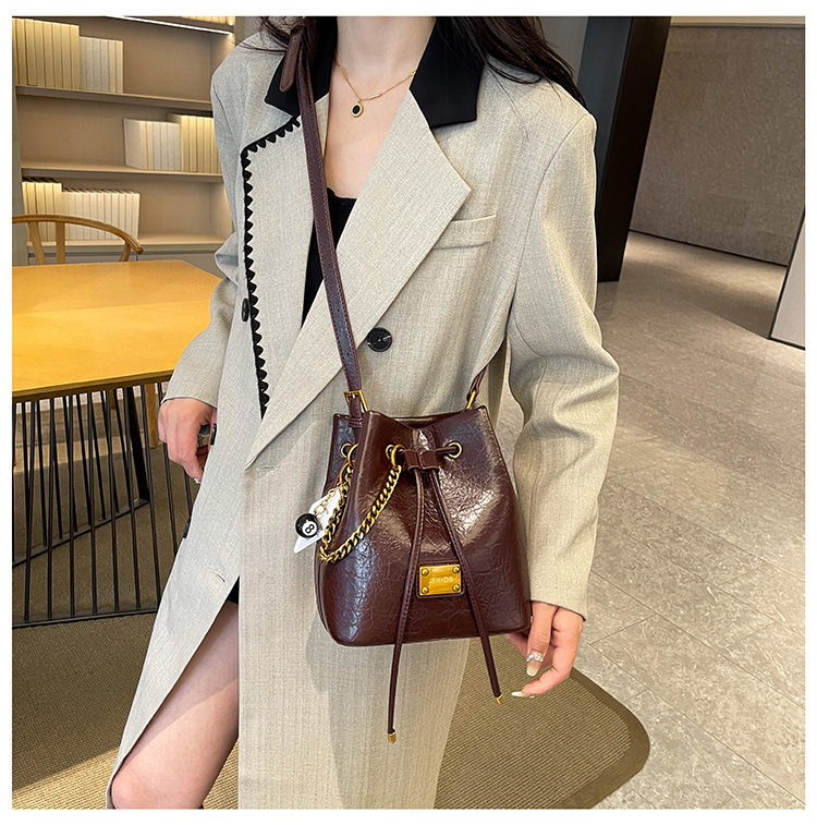 792g Weight Polyester Lining Material Sewing Thread Fashion Element String Closure Type Single Shoulder Strap Strap Type Bucket Bag Bags Type Casual, Street, Shopping Occasion Pu Leather Material Solid Color Pattern All Seasons Season Women's Gender Streetwear Style Bucket Shape Medium Size Women's Medium Pu Leather Solid Color Streetwear Sewing Thread Bucket String Bucket Bag 无