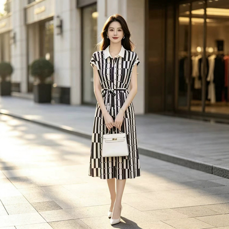 Blue and white vertical striped plus-size sleeveless dress for middle-aged and elderly, simple and elegant summer long dress paired with white Blue and white vertical striped plus-size sleeveless dress for middle-aged and elderly, simple and elegant summer long dress paired with white