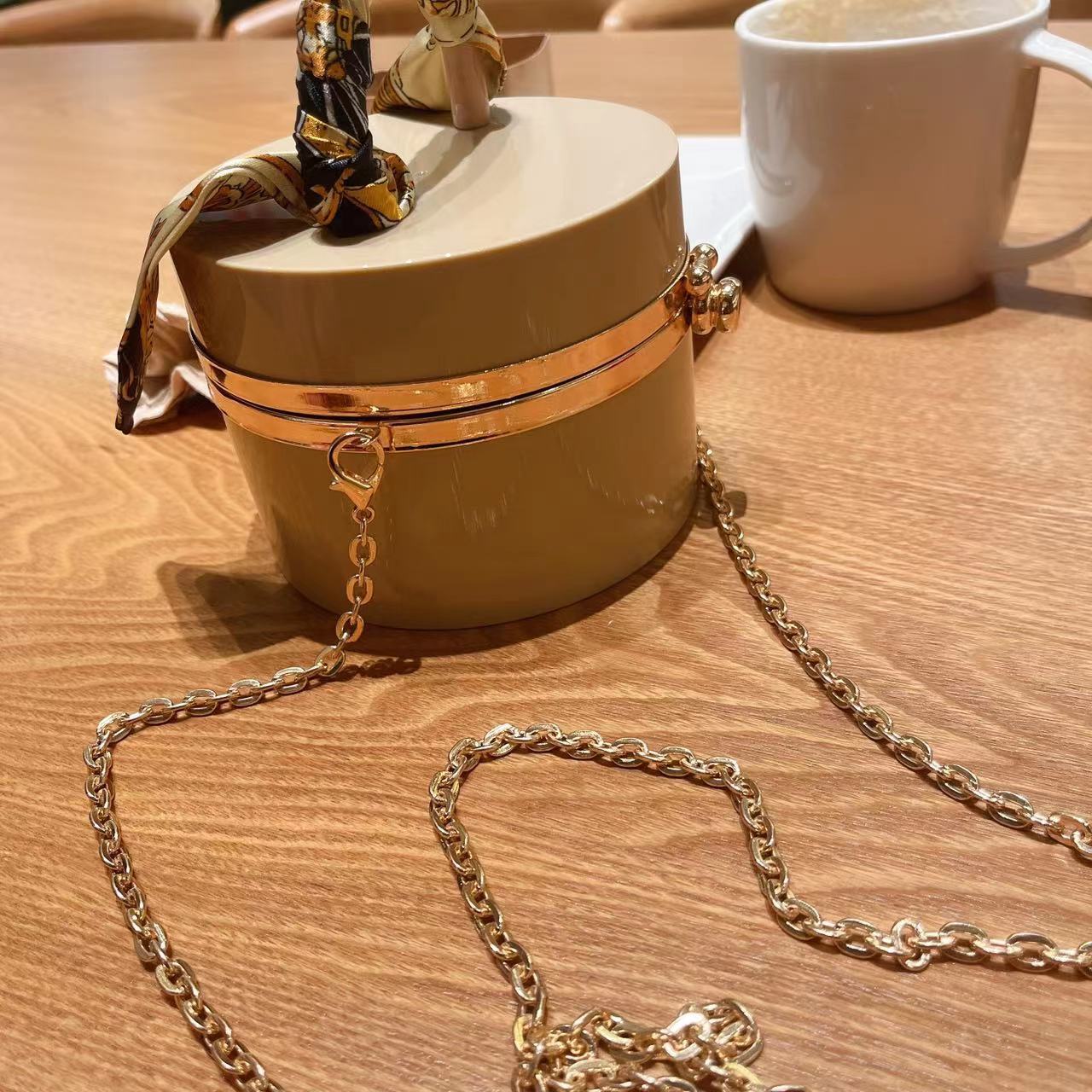 The 2025 new style women's bag is a trendy and fashionable candy-colored acrylic bag, a hand-held silk scarf, a lockable dinner bag, and a box bag undefined