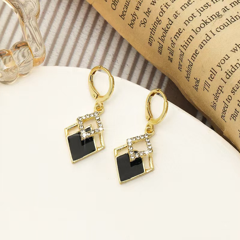 High-end Elegant Black Diamond Earrings Japanese and Korean-style Niche Design Light Luxury Distinctive Geometric Earrings Exquisite Ear Buckle for Women