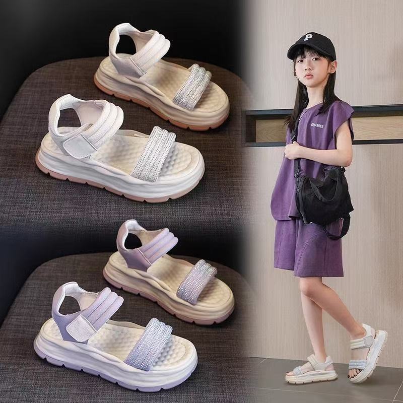 Sandalias casuales para niñas 2026 primavera y otoño nuevas zapatillas blancas con suela suave zapatos de playa de aire extranjero zapatos individuales para niñas image 1