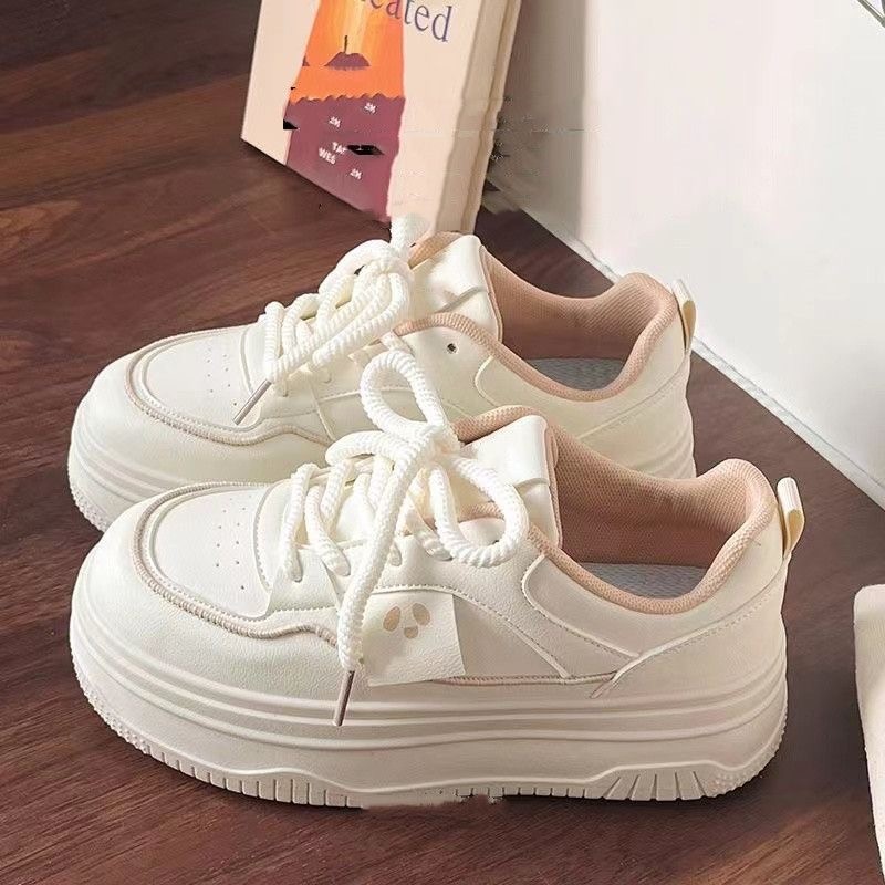 Aumentar la altura de los zapatos blancos de primavera y verano 2025, nuevos zapatos de estilo coreano para estudiantes de alto valor retrógrado de estilo de Hong Kong.
