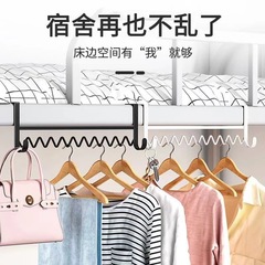 大学の寮の良い物はハンガーを掛けます。