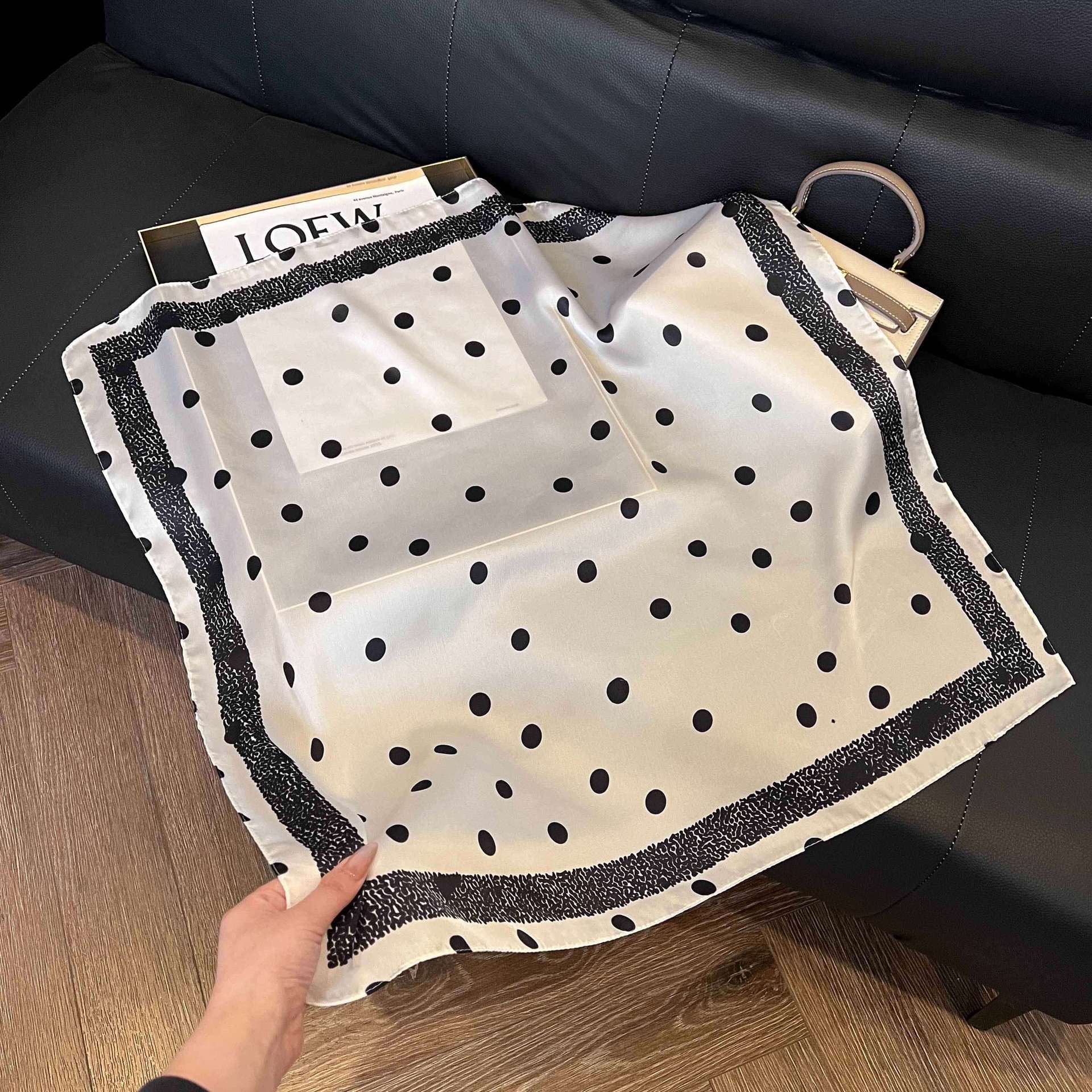 Transfronterizos nuevos bufandas de seda azul de alto nivel de seda cuadrada de simulación bufandas de moda de decoración de moda de combinación bolsa correa de pelo bufandas profesionales