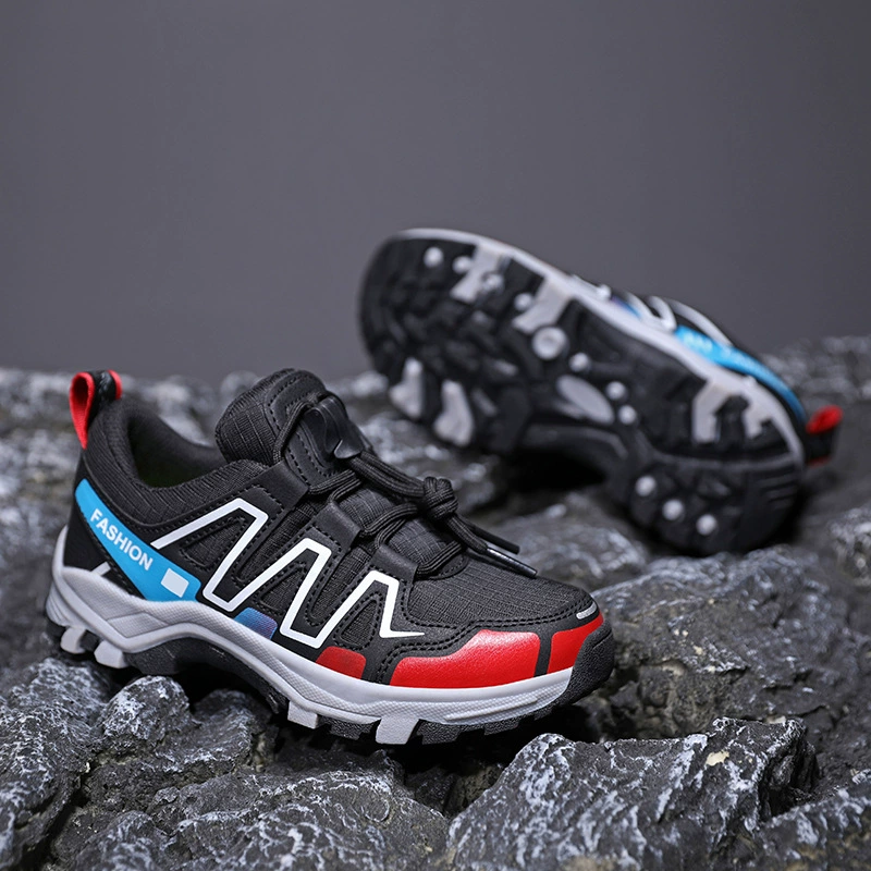 Трансграничные летние дети на открытом воздухе альпинистские кроссовки