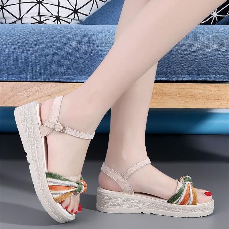 2026 verano nuevo muffin de piel suave con base gruesa una hebilla de madre plana para aumentar la altura de los zapatos de mujer sandalias