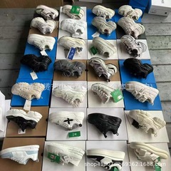 温州の新しいお父さん靴の実店舗の露店で、高品質のさまざまな種類の靴が売れています。