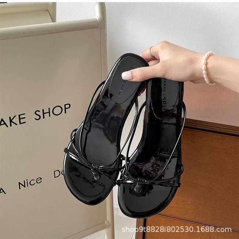 Cabeza cuadrada de fondo plano de diamante con zapatillas frías de dedo de dedos para mujeres de verano 2026 nuevas zapatillas de playa de fondo suave de hadas image 3