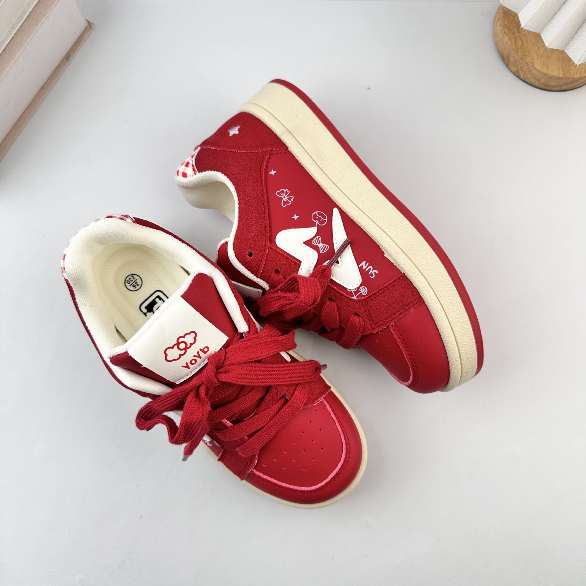 Yuanbo coreano fresco fondo grueso de dibujos animados zapatos blancos para mujeres 2025 nuevo estilo de moda versátil zapatos de pan de nicho