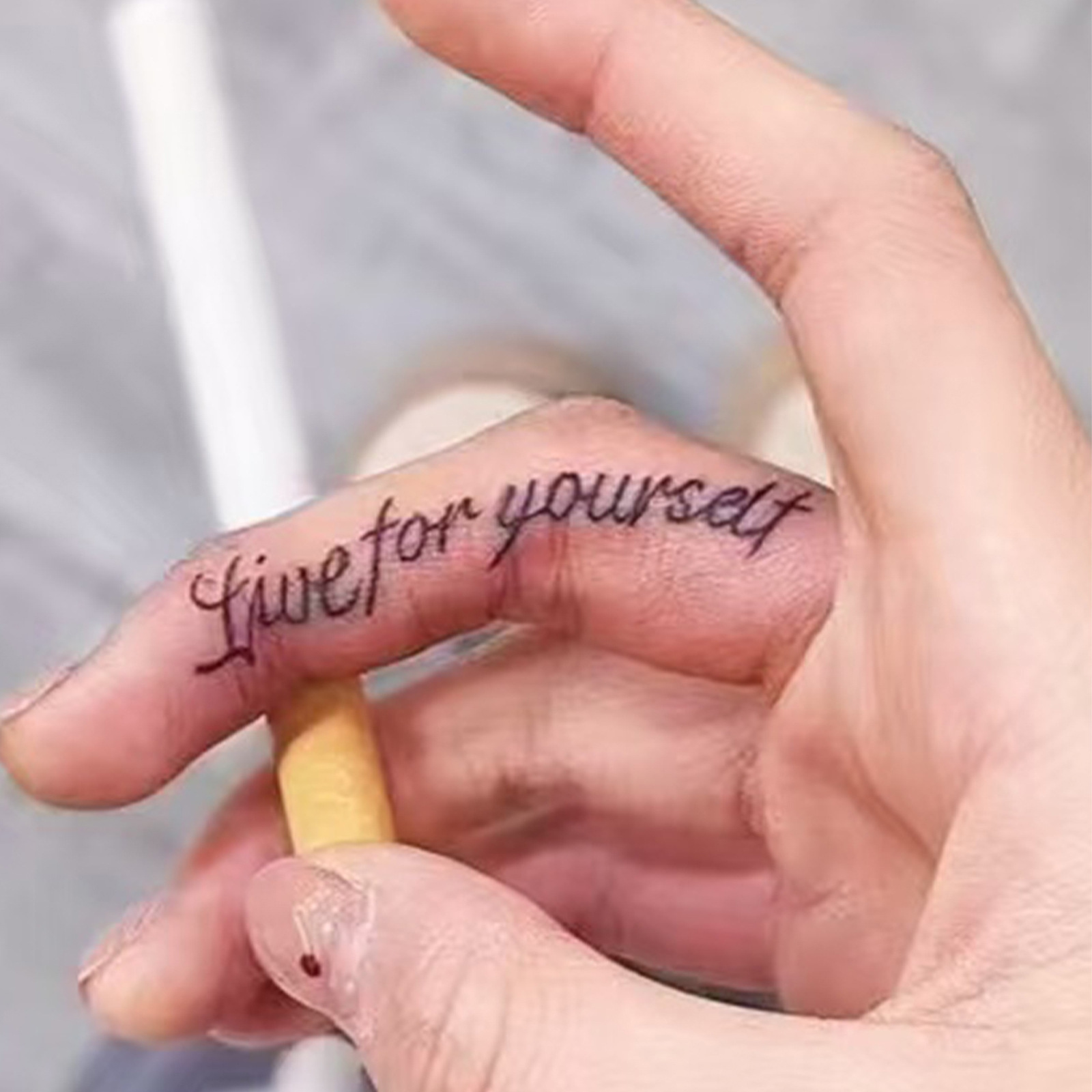 Inglés inspirador vivo para ti mismo tatuaje simple escritos a mano flor dedos pegatinas impermeables