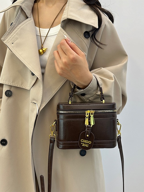 Caja de mano de alta sensación, bolso pequeño cuadrado para mujeres 2025, nueva moda coreana, moda popular, bolso de hombro de viaje