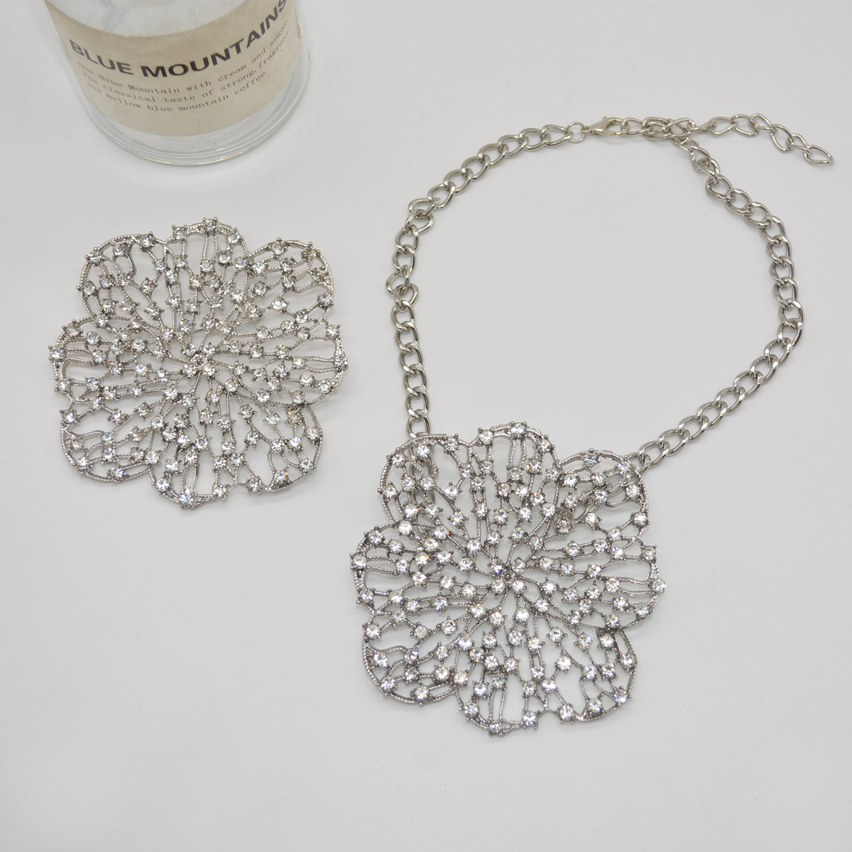 Girocollo con fiore in metallo e strass stile europeo elegante_voghion.com