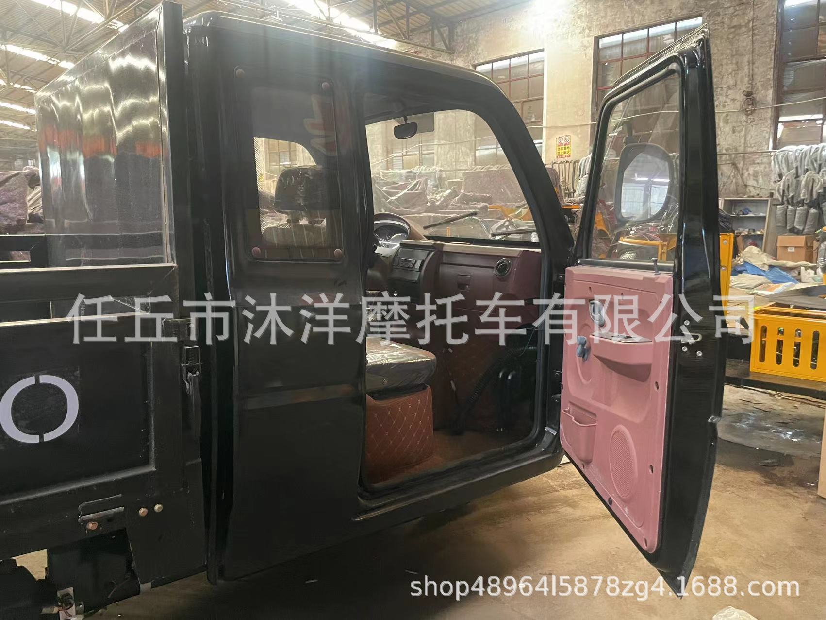 Source manufacturer luxury rain shelter three-wheeled fuel-powered motorcycle with enclosed cab, five-wheel double hydraulic dump truck