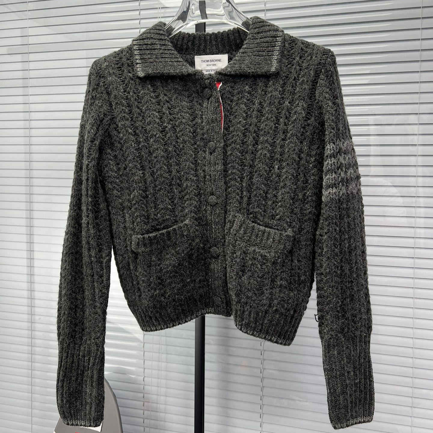 TB 공장 직접 하이 퀄리티 봄과 가을 4 바 중공 가방 버클 옷깃 대비 니트 카디건 옷깃 스웨터